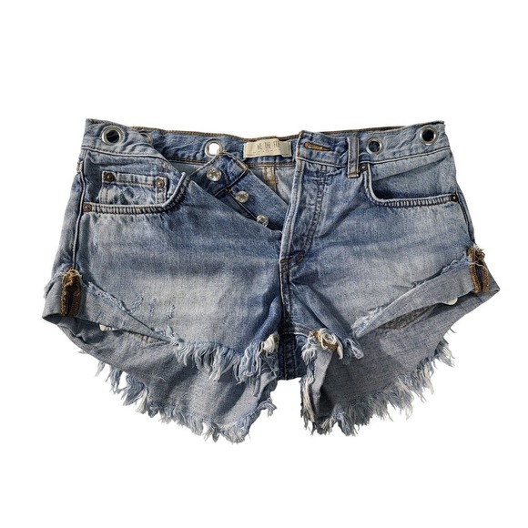 We The Free Pants - We The Free Denim Shorts Distressed Frayed Hem Metal Detail‎ Light Wash M